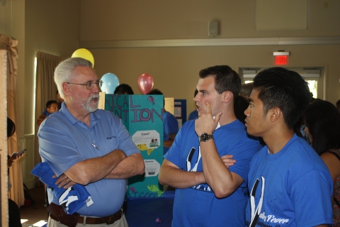 Dr. Michael Peterson (UCSF Fresno) talks to students about treating Valley Fever.